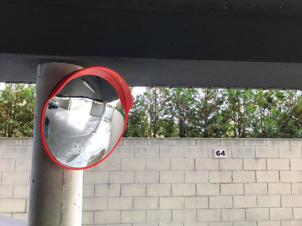 نصب آینه محدب در ورودی و خروجی پارکینگ‌ها، جهت پوشش نقاط کور 