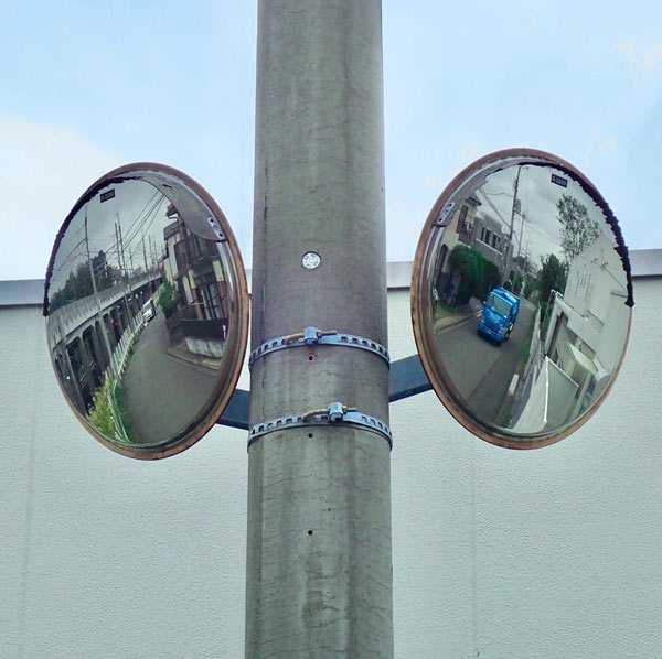 هر چقدر قطر آینه‌ محدب افزایش یابد، میدان دید راننده بهتر شده و فواصل دورتری را خواهد دید.